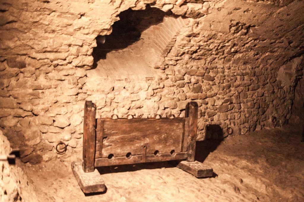 gogna nel museo delle torture del castello di San Leo