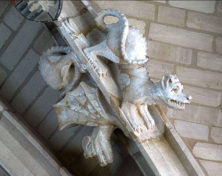 scultura della basilica di Notre dame d'Alencon in Francia