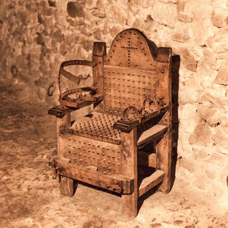 sedia chiodata usata per tortura castello San Leo