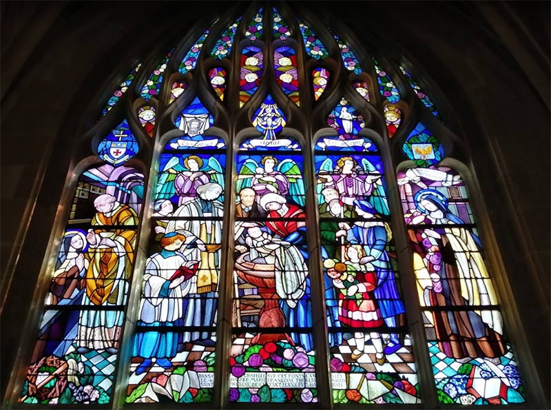 vetrata della basilica di Notre Dame d'Alençon in Francia