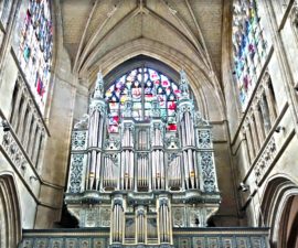 vista dell'organo della basilica di Notre Dame d'Alençon in Francia