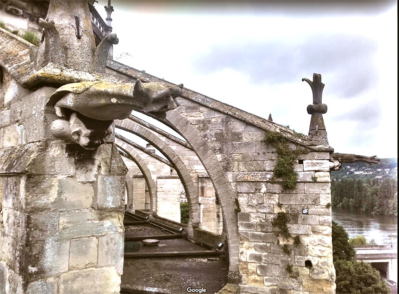 gargoyle e archi rampanti della cattedrale di Mantes la Jolie