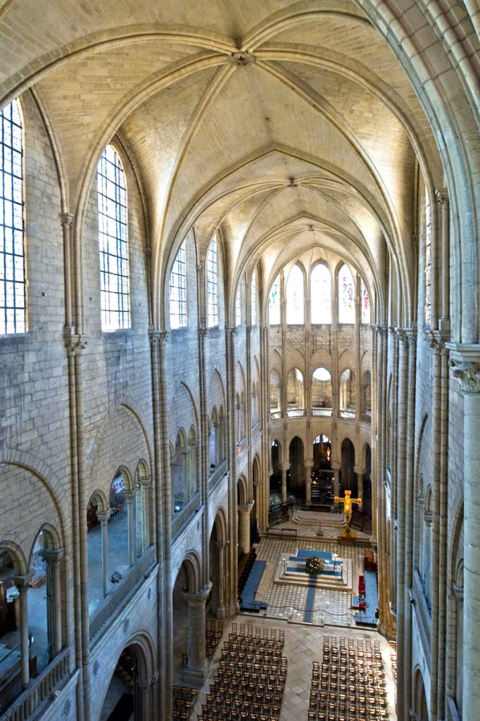 interno della cattedrale di Mantes la Jolie